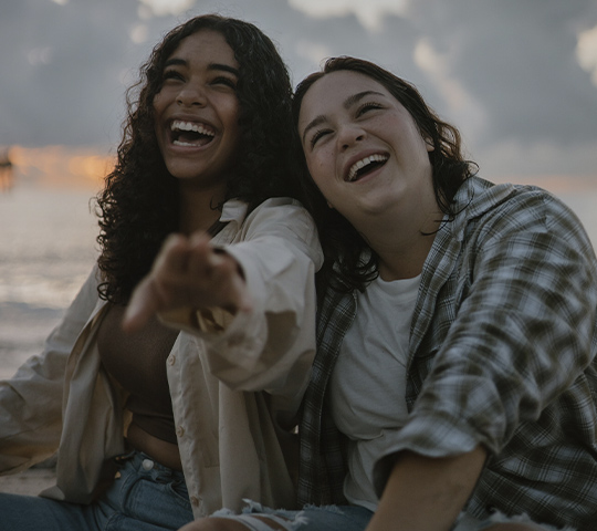 Imagen de dos personas sonriendo por la terapia de autoestima online