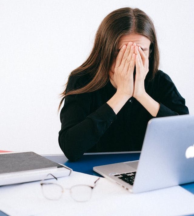 Tips para afrontar la ansiedad laboral en momentos «puntuales» en el trabajo